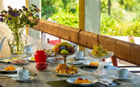 Villa Pedone: Aliments, Table, Vaisselle, Meubles, Plante, Fleur, Vaisselle, Assiette, Nappe De Table, Textile