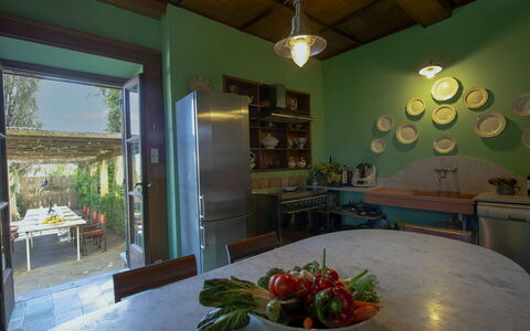 Villa Pedone: Propriété, Meubles, Table, Aliments, Plante, Vaisselle, Bois, Canapé, Design Intérieur, Salon