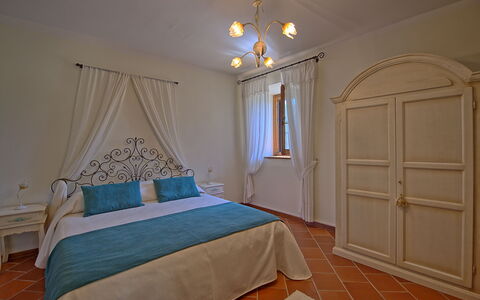 Villa Crispinino: Chambre, Lit, Pièce, Propriété, Meubles, Drap De Lit, Cadre De Lit, Design Intérieur, Sol, Mur