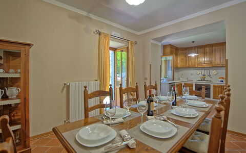 Villa Crispinino: Pièce, Propriété, Salle À Manger, Meubles, Design Intérieur, Bâtiment, Immobilier, Table, Maison, Plafond