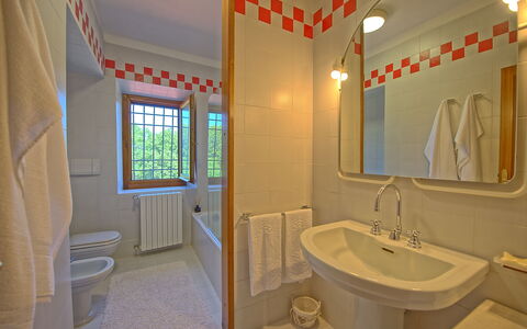 Villa Crispinino: Salle De Bains, Pièce, Propriété, Design Intérieur, Bâtiment, Immobilier, Maison, Sol, Architecture, Plafond