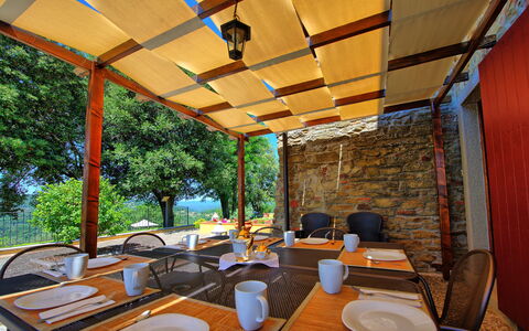 Villa Crispinino: Propriété, Bâtiment, Pièce, Design Intérieur, Immobilier, Porche, Maison, Arbre, Patio, Table