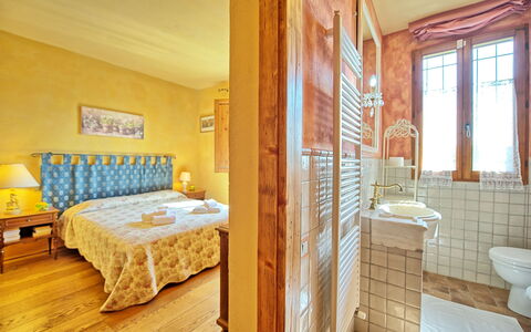 Casa Cipressi: Pièce, Propriété, Meubles, Lit, Chambre, Jaune, Design Intérieur, Mur, Bâtiment, Immobilier