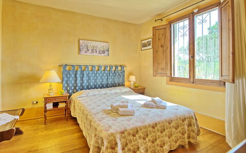Casa Cipressi: Chambre, Lit, Pièce, Meubles, Propriété, Drap De Lit, Design Intérieur, Cadre De Lit, Sol, Jaune