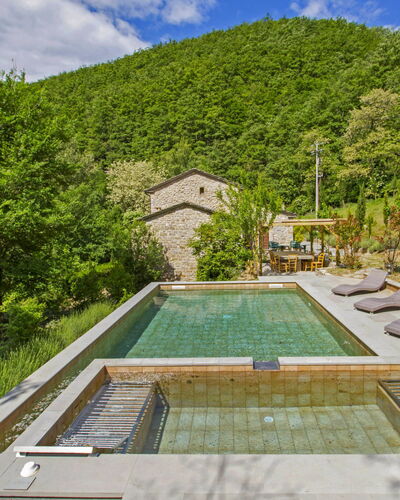 La Valchiera: Nuage, Ciel, L'Eau, Plante, Bâtiment, La Nature, Piscine, Arbre, Végétation, Paysage Naturel