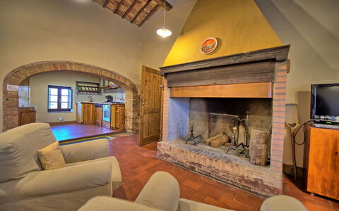 Cerretalta: Salon, Pièce, Propriété, Design Intérieur, Bâtiment, Cheminée, Mur, Domicile, Immobilier, Meubles