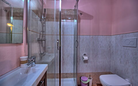 Cerretalta: Salle De Bains, Pièce, Propriété, Rose, Violet, Luminaire Plomberie, Design Intérieur, Architecture, Maison, Immobilier