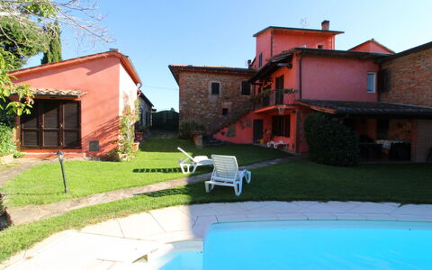 Casa Rosada: Ciel, Plante, Bâtiment, Propriété, Fenêtre, L'Eau, Maison, Piscine, Ombre, Mobilier De Jardin