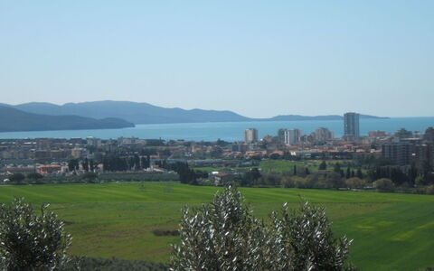 Villa Giulia Follonica: Ciel, Skyline, Jour, Atmospherique Phénomène, Ville, Établissements Humains, Plaine, Herbe, Arbre, Colline