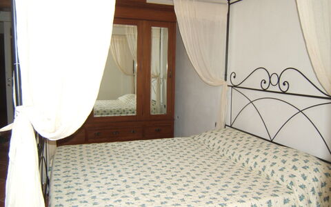 Villa Giulia Follonica: Chambre, Lit, Pièce, Propriété, Meubles, Matelas, Drap De Lit, Cadre De Lit, Literie, Lit À Baldaquin
