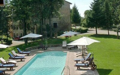 Ramazzano: Piscine, Propriété, Herbe, Pelouse, Aménagement Paysager, Biens, Cour, Bâtiment, Architecture, Immobilier