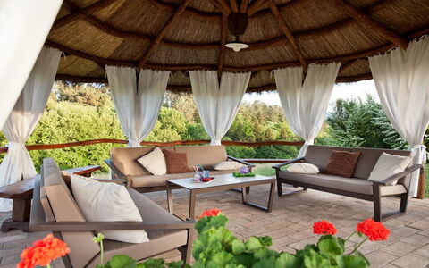 Villa Sant' Angelo: Propriété, Meubles, Pièce, Design Intérieur, Bâtiment, Maison, Patio, Table, Salon, Ombre