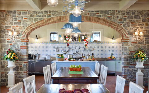 Villa Sant' Angelo: Meubles, Design Intérieur, Mur, Luminaire, Sol, Plafond, Table, Cuisine, Chaise, Éclairage