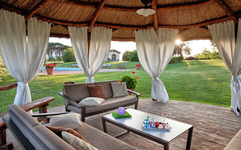 Villa Sant' Angelo: Propriété, Pièce, Meubles, Recours, Design Intérieur, Bâtiment, Maison, Immobilier, Villa, Table