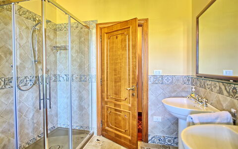Casale Ambra: Propriété, Pièce, Salle De Bains, Jaune, Design Intérieur, Immobilier, Bâtiment, Biens, Porte, Maison