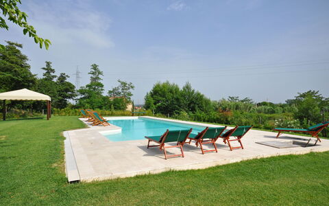 Villa Marginone: Piscine, Propriété, Immobilier, Maison, Loisir, Vacances, Recours, Lot Terre, Bâtiment, Balancelle