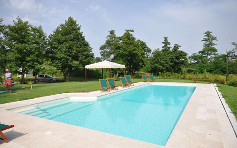 Villa Marginone: Piscine, Propriété, Loisir, Immobilier, Vacances, Maison, Bâtiment, Recours, Herbe, Architecture