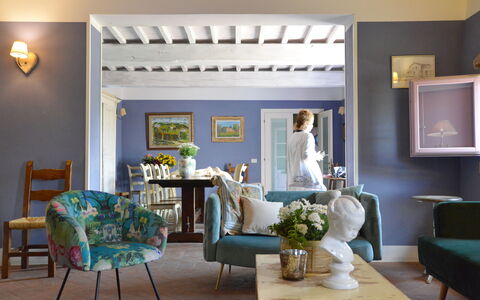 Villa Marginone: Table, Meubles, Cadre, Propriété, Plante, Bleu Azur, Décoration, Éclairage, Bâtiment, Salon