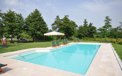 Villa Marginone: Piscine, Propriété, Loisir, Immobilier, Vacances, Maison, Bâtiment, Recours, Herbe, Architecture