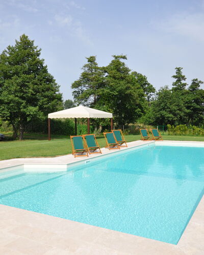 Villa Marginone: Piscine, Propriété, Loisir, Immobilier, Vacances, Maison, Bâtiment, Recours, Herbe, Architecture