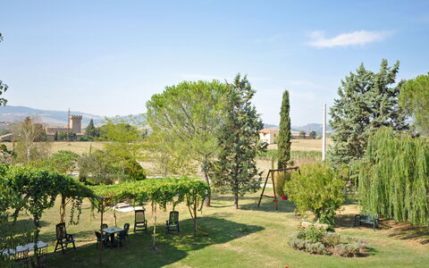 Villa Cassia: Propriété, Arbre, Jardin, Architecture, Botanique, Herbe, Bâtiment, Maison, Jardin Botanique, Printemps