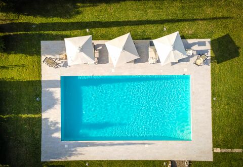 Villa Cassia: Vert, Bleu, Turquoise, Rectangle, Herbe, Bleu Majorelle, Textile, Plante, Piscine, Art