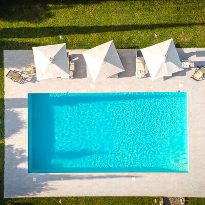 Villa Cassia: Vert, Bleu, Turquoise, Rectangle, Herbe, Bleu Majorelle, Textile, Plante, Piscine, Art