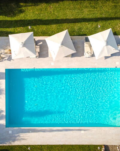 Villa Cassia: Vert, Bleu, Turquoise, Rectangle, Herbe, Bleu Majorelle, Textile, Plante, Piscine, Art