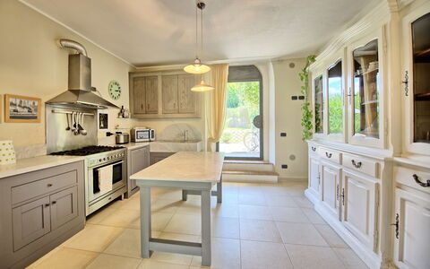 Villa Diletta: Comptoir, Propriété, Pièce, Meubles, Cuisine, Cabinetry, Sol, Bâtiment, Design Intérieur, Plafond