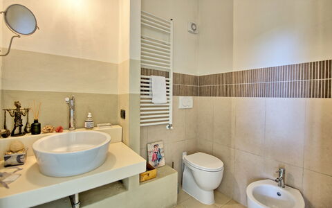 Villa Diletta: Salle De Bains, Propriété, Pièce, Design Intérieur, Tuile, Architecture, Mur, Robinet, Immobilier, Maison