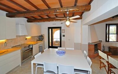 Mitzi 3: Propriété, Pièce, Bâtiment, Meubles, Maison, Plafond, Design Intérieur, Immobilier, Salle À Manger, Table