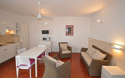 Mitzi 2: Pièce, Propriété, Bâtiment, Meubles, Design Intérieur, Sol, Salon, Maison, Table, Suite