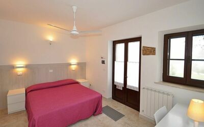 Mitzi 1: Pièce, Chambre, Lit, Meubles, Propriété, Design Intérieur, Bâtiment, Drap De Lit, Maison, Suite