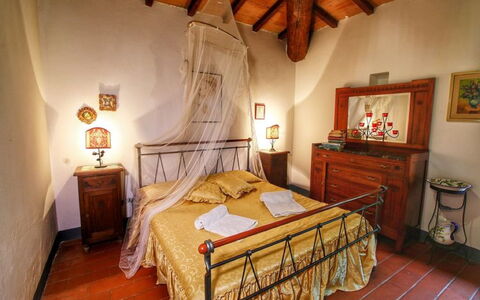 Civitella: Chambre, Pièce, Lit, Meubles, Propriété, Cadre De Lit, Design Intérieur, Drap De Lit, Bâtiment, Maison