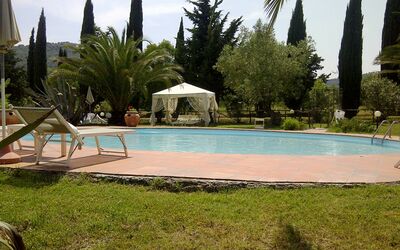 Suvereto: Piscine, Propriété, Recours, Vacances, Palmier, Arbre, Herbe, Loisir, Immobilier, Maison