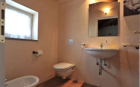 Casa Fabrizio: Marron, Miroir, Luminaire Plomberie, Propriété, Lavabo, Évier, Robinet, Fenêtre, Salle De Bains, Bâtiment