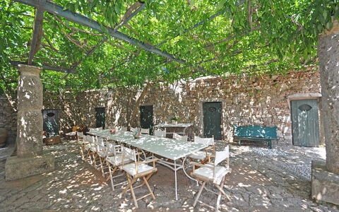 Il Principe: Propriété, Bâtiment, Pièce, Table, Arbre, Meubles, Mur De Pierre, Maison, Arrière-Cour