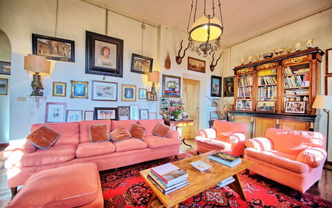 Il Principe: Salon, Pièce, Design Intérieur, Meubles, Propriété, Canapé, Bâtiment, Maison, Orange, Domicile