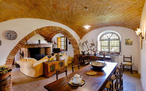 Villa Scianellone: Table, Propriété, Meubles, Canapé, Bois, Design Intérieur, Chaise, Plante, Salon, Plafond