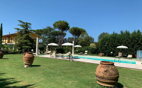 Villa Quattro Mori: Plante, Ciel, L'Eau, Propriété, Botanique, Bleu Azur, Arbre, Fenêtre, Ombre, Piscine