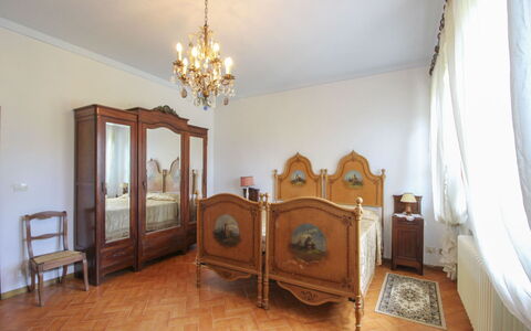 Villa Quattro Mori: Meubles, Design Intérieur, Chambre, Sol, Lit, Sol, Bois, Pièce, Éclairage, Literie