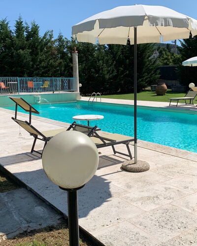 Villa Quattro Mori: L'Eau, Meubles, Table, Piscine, Plante, Rectangle, Ombre, Chaise, Bleu Azur, Mobilier De Jardin