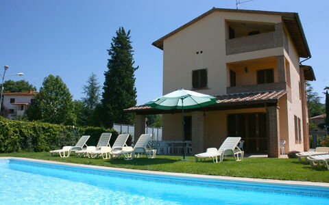 Casa Clementina: L'Eau, Plante, Bâtiment, Ciel, Piscine, Ombre, Fenêtre, Mobilier De Jardin, Maison, Arbre
