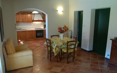 Pietra: Pièce, Propriété, Bâtiment, Sol, Meubles, Design Intérieur, Maison, Salle À Manger, Immobilier, Table