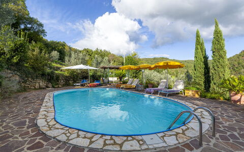 Bigiolo a Melazzano: L'Eau, Nuage, Plante, Ciel, Piscine, Bleu Azur, Arbre, Plan D'Eau, Loisir, Mobilier De Jardin