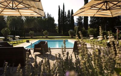 Cerchi: Propriété, Piscine, Arbre, Maison, Domicile, Architecture, Loisir, Ciel, Immobilier, Bâtiment