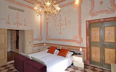 Villa Gubbio: Pièce, Chambre, Propriété, Meubles, Design Intérieur, Plafond, Bâtiment, Mur, Lit, Drap De Lit