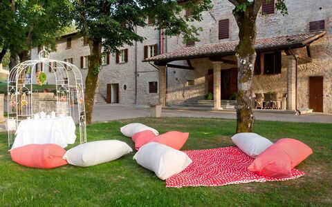 Villa Gubbio: Propriété, Herbe, Maison, Pièce, Arrière-Cour, Loisir, Bâtiment, Vacances, Immobilier, Arbre