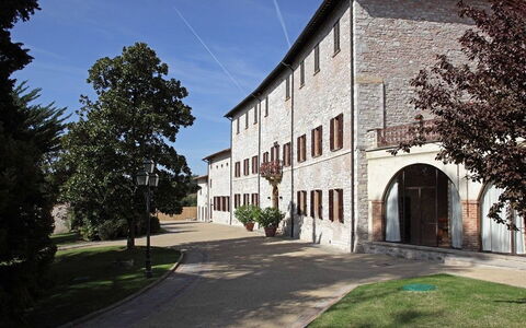 Villa Gubbio: Propriété, Bâtiment, Maison, Architecture, Biens, Domicile, Immobilier, Manoir, Façade, Zone Résidentielle