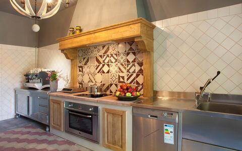 Villa Gubbio: Comptoir, Propriété, Pièce, Tuile, Cuisine, Cabinetry, Design Intérieur, Meubles, Sol, Plafond